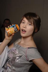 Behati_drinkes_Minute_Maid.jpg