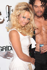 celebrity-paradise.com_Pamela_Anderson_New_Year_002.jpg