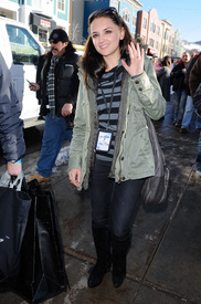 celebrity_paradise.com_TheElder_RachelLeeCook2011_01_18_outonMainStreetonDay2ofSundance6.jpg