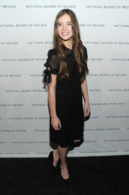 97404_Tikipeter_Hailee_Steinfeld_2011_Motion_Pictures_Gala_014_122_383lo.jpg