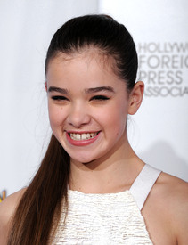 39119_Tikipeter_Hailee_Steinfeld_GG_Jan_16_1_049_122_413lo.jpg