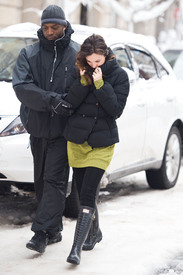 08485_celebrity_paradise.com_TheElder_LeightonMeester2011_01_27_OnSetofGossipGirlinNY1_122_239lo.jpg