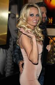 Pamela_Anderson_hosts_at_Studio_54002.jpg