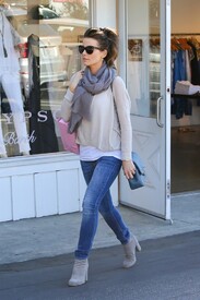 Kate Beckinsale Country Mart OKFOrM60SAQx.jpg