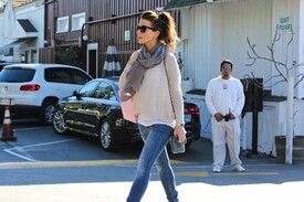 Kate Beckinsale Country Mart fdeyEmraaSXx.jpg