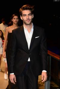 1369129-jon-kortajarena-people-au-defile-2178x0-1.jpg