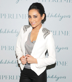 121114-shay-mitchell-594.jpg