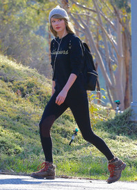 tswift311215BZNimage6.jpg