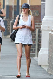 Lara-Stone-in-Shorts--15.jpg