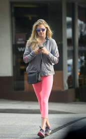 Kate-Upton-in-Pink-Tights--01.jpg