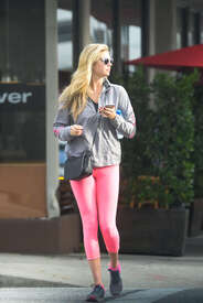 Kate-Upton-in-Pink-Tights--05.jpg