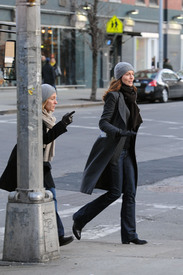 Preppie_-_Saffron_Burrows_walking_in_the_Meatpacking_District_in_New_York_City_-_Feb._21_2010_138.jpg