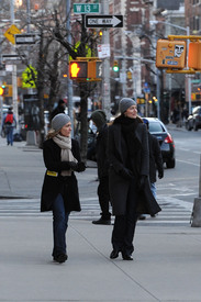 Preppie_-_Saffron_Burrows_walking_in_the_Meatpacking_District_in_New_York_City_-_Feb._21_2010_361.jpg