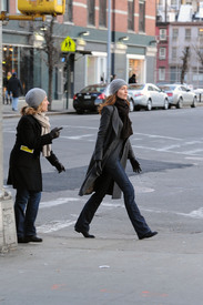 Preppie_-_Saffron_Burrows_walking_in_the_Meatpacking_District_in_New_York_City_-_Feb._21_2010_548.jpg