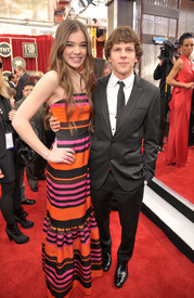 87247_Tikipeter_Hailee_Steinfeld_SAG_Awards_1_077_122_196lo.jpg