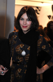 Alexa Chung Seen Around Lincoln Center Day 9PjlMJ9yO3Yl.jpg