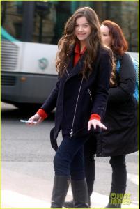 hailee-steinfeld-amber-heard-three-days-to-kill-set-06.jpg