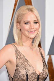 Jennifer-Lawrence--2016-Oscars--06.jpg