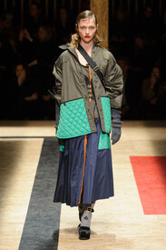 Prada Fall 2016 UXuYede76YBx.jpg