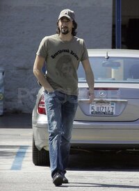 FP_2029736_Adrien_Brody_Visits_Pep_Boys_Automotive_Storewtmk.preview.jpg