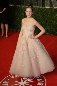 05153_Hailee_Steinfeld_VanityFairOscarParty_J0001_006_122_245lo.jpg