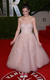 05124_Hailee_Steinfeld_VanityFairOscarParty_J0001_003_122_375lo.jpg