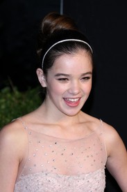 05151_Hailee_Steinfeld_VanityFairOscarParty_J0001_007_122_539lo.jpg