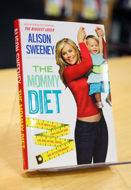 AlisonSweeney_PromotingherTheMommyDietbookatBordersinNewYork_January4201117.jpg