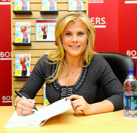 AlisonSweeney_PromotingherTheMommyDietbookatBordersinNewYork_January4201124.jpg