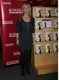 AlisonSweeney_PromotingherTheMommyDietbookatBordersinNewYork_January420118.jpg