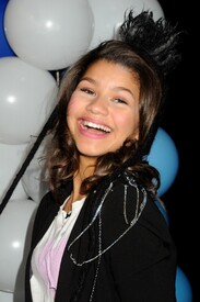 Zendaya_Coleman_DisneyOnIce_LetsCelebrate_J0001_Dec15_008.jpg