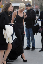 7Amber_Heard_Black_Dress_Metropolitan_Opera_New_York_City_03262012_4.jpg