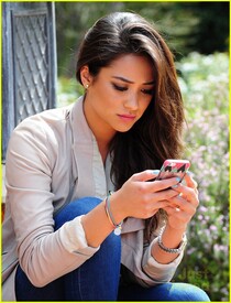 shay_mitchell_la_stroll_02.jpg