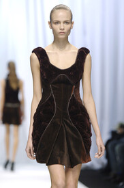 Hussein_Chalayan_Fall_2006_Gb_XDx_Bz_LNR5x_1.jpg