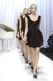 Hussein_Chalayan_Fall_2006_9_NBs_CNiw_QCYx_1.jpg