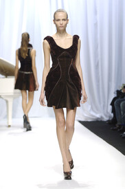 Hussein_Chalayan_Fall_2006_b1_M5agzxuz_Jx_1.jpg