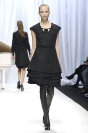 Hussein_Chalayan_Fall_2006_csdy9k5k7_Ybx_1.jpg