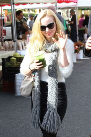 dove-cameron-style-farmer-s-market-in-lo.jpg