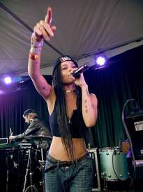 Zoe-Kravitz-Axe-Spin-House-during-the-2015-SXSW-Festival-in-Austin-04.jpg