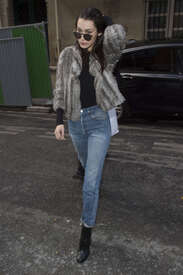 Bella-Hadid-in-jeans--03.jpg