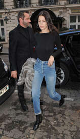 Bella-Hadid-in-jeans--05.jpg