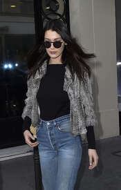 Bella-Hadid-in-jeans--07.jpg