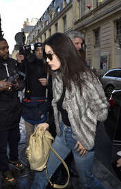 Bella-Hadid-in-jeans--10.jpg