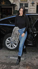 Bella-Hadid-in-jeans--11.jpg