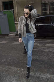 Bella-Hadid-in-jeans--12.jpg