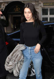 Bella-Hadid-in-jeans--13.jpg