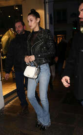 Bella-Hadid--Shopping-in-Paris--06.jpg