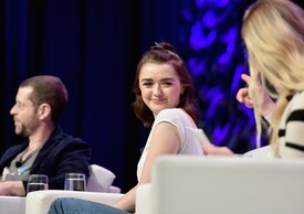 0213094940071_09_Maisie Williams & Sophie Turner 010.jpg