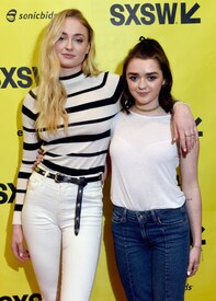 0213094940071_15_Maisie Williams & Sophie Turner 016.jpg