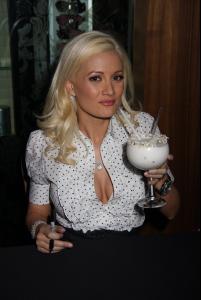 06330_Celebutopia_Kendra_Wilkinson_And_Holly_Madison_autograph_signing_at_the_Playboy_Store_in_Las_Vegas_06_122_120lo.jpg